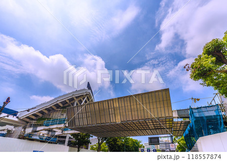 日本の横浜都市景観 関内駅前。旧横浜市庁舎街区と横浜公園を接続する歩道橋工事などを望む=18日 日本の横浜都市景観 関内駅前。旧横浜市庁舎街区と横浜公園を接続する歩道橋工事などを望む=18日 118557874