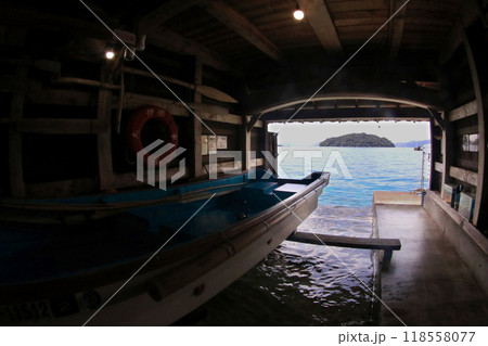 舟屋から見える海と青島 舟屋から見える海と青島 118558077