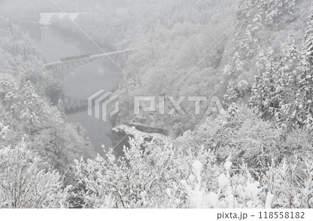 雪舞う第一只見川橋梁 118558182