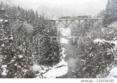 雪舞う滝谷郷戸鉄橋 118558185