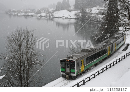 只見川越しに見る雪の大志集落 118558187