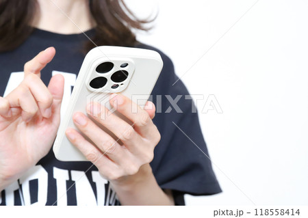 スマホを使う手元 お問い合わせ スマホを使う手元 お問い合わせ 118558414
