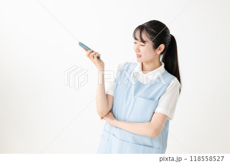 スマホを持って悩む女性 118558527