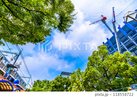 日本の横浜都市景観　横浜市旧市庁舎街区活用事業新築等工事やJR関内駅（左）などを望む＝18日 118558722