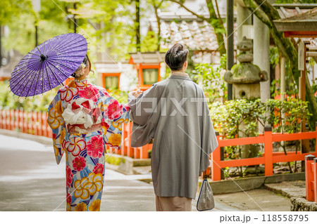 着物を着た観光を楽しむカップル 後ろ姿 着物を着た観光を楽しむカップル 後ろ姿 118558795