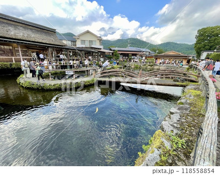 【山梨県】忍野八海の美しい湧水池と観光客 【山梨県】忍野八海の美しい湧水池と観光客 118558854