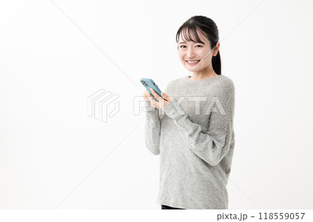スマホを持つ女性 118559057
