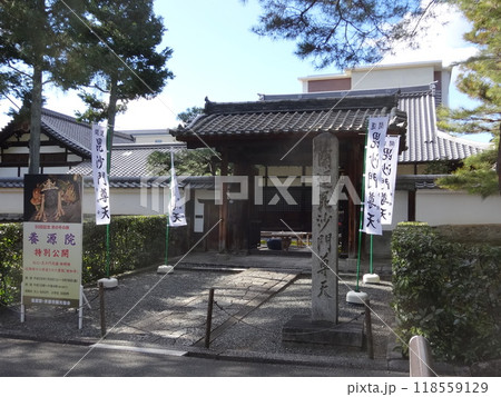 平成28年「京の冬の旅」　相国寺塔頭「養源院」・秘仏「毘沙門天像」特別公開 118559129