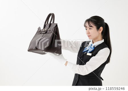 買取査定をする女性 118559246