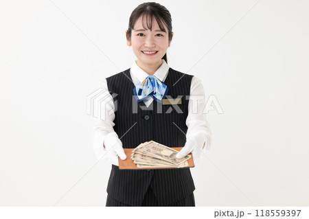 現金を差し出す女性 118559397