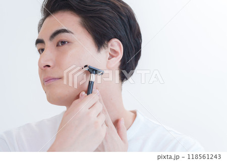 髭剃りで髭を剃る男性 髭剃りで髭を剃る男性 118561243