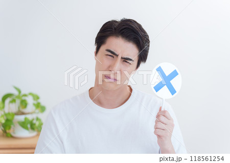 NGを出す男性 118561254