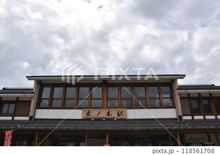 夏の朝の木ノ本駅　滋賀 118561708