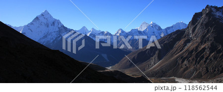 Mount Ama Dablam and other high mountains in autumn, Nepal. 118562544