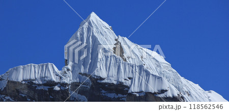 Mount Lobuche in autumn seen from Cho la pass, Nepal. 118562546