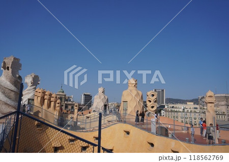 ガウディが手掛けた波打つ石造の奇跡【カサミラ】 118562769