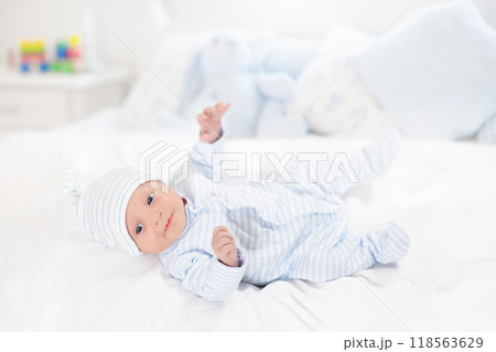 Little baby on white bed Little baby on white bed 118563629