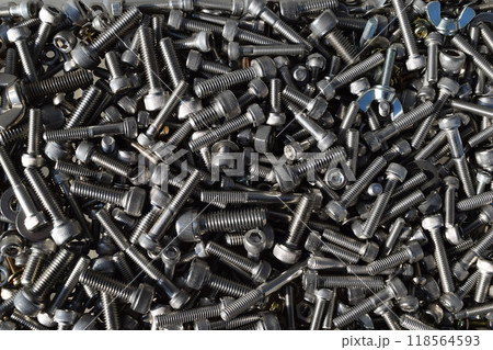 たくさんのボルトとネジ類 118564593