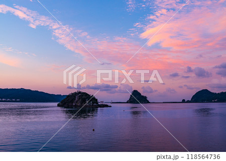 【静岡県】下田港の夜明け　まどが浜海遊公園 118564736