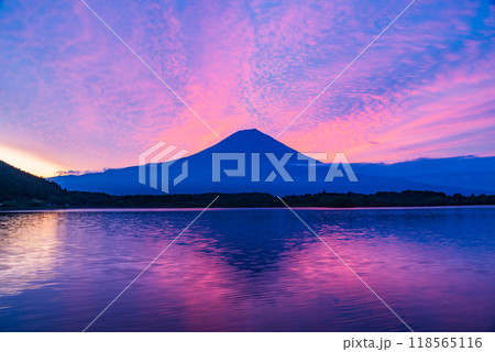 【静岡県】初秋の富士山・田貫湖の夜明け 118565116