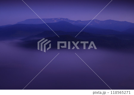 岩手県奥州市　夜明けの風景 118565271