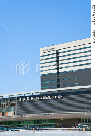 【大阪府】4月・新大阪駅前の都市風景 118565322