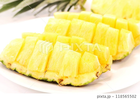 パイナップルボート デザート 明るい背景 パイナップルボート デザート 明るい背景 118565502