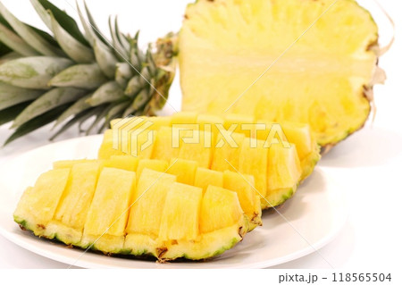 パイナップルボート　デザート　明るい背景 118565504
