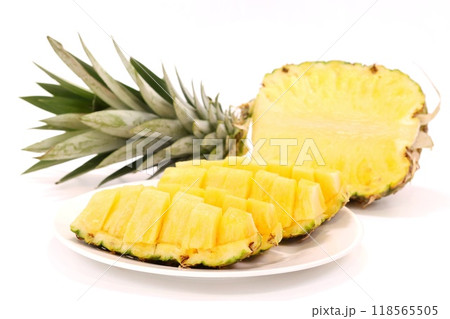パイナップルボート　デザート　明るい背景 118565505