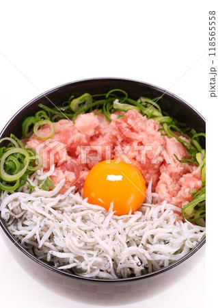 海鮮丼 しらす マグロのたたき ねぎ 玉子 明るい背景 海鮮丼 しらす マグロのたたき ねぎ 玉子 明るい背景 118565558