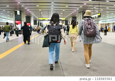 【大阪府】5月・新大阪駅に到着し目的地に向かう人 【大阪府】5月・新大阪駅に到着し目的地に向かう人 118565561