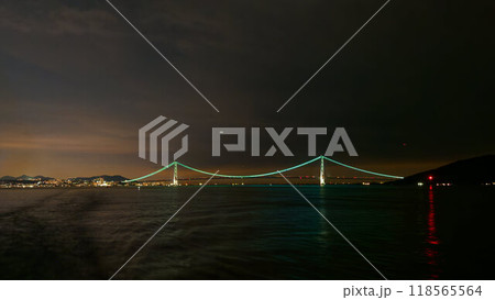 ライトアップされた夜の明石海峡大橋 ライトアップされた夜の明石海峡大橋 118565564