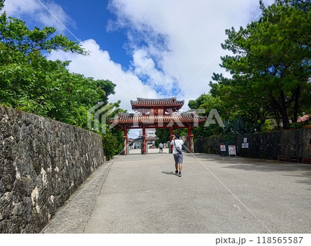 真夏の青空と守礼門 118565587