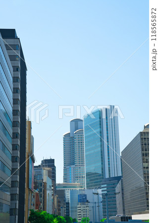 【大阪府】5月・梅田新道歩道橋から大阪の街並みを望む 118565872