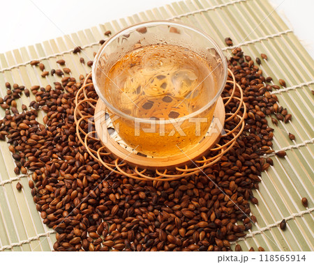 　麦茶　白バック 118565914