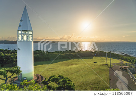 城ヶ島公園の夜明け　朝日を浴びる「安房崎灯台」と岬の風景【神奈川県・三浦市】 118566097