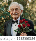 バラの花を持った高齢の新郎 118566386