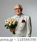 花束を持った高齢の新郎 118566390