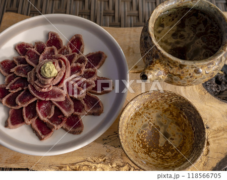 鹿のお肉で日本酒を飲む 鹿のお肉で日本酒を飲む 118566705