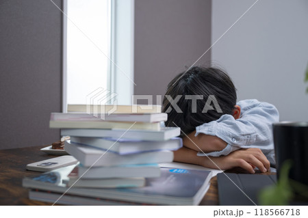 高校受験など、テストが大変でやる気をなくす子ども 118566718