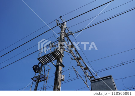 電車の送電線　高圧電流が流れてるので注意 118566891