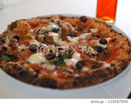 美味しそうな窯焼きピザ 118567008