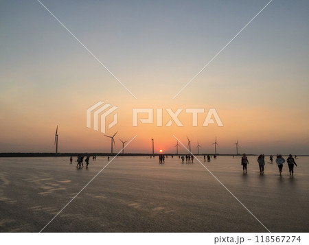 台湾・台中 秋の夕暮れの高美湿地 台湾・台中 秋の夕暮れの高美湿地 118567274