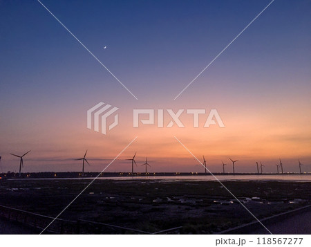 台湾・台中 秋の夕暮れの高美湿地 台湾・台中 秋の夕暮れの高美湿地 118567277