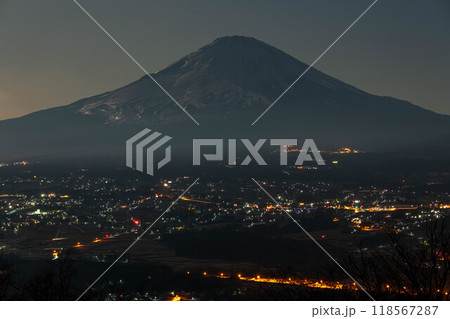 静岡県御殿場市の夜景と富士山 118567287