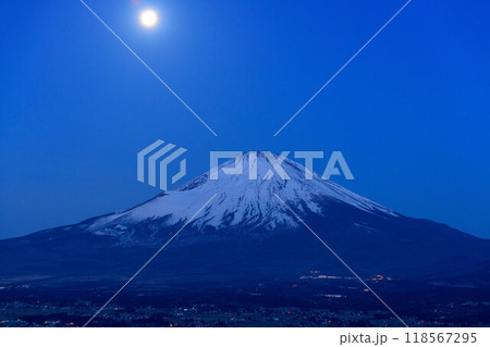 静岡県御殿場市から夜明けの富士山と満月 118567295