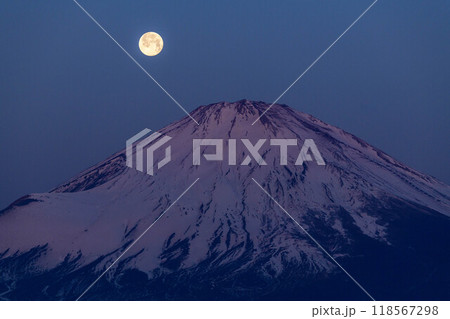 静岡県御殿場市から夜明けの富士山と満月 118567298
