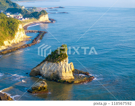 津々ヶ浦と雀島 ※奥は九十九里浜方面（千葉県いすみ市） 118567592