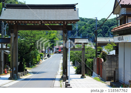 宗吾霊堂へ伸びる駅前の坂道から鳥居の奥には京成線 宗吾霊堂へ伸びる駅前の坂道から鳥居の奥には京成線 118567762