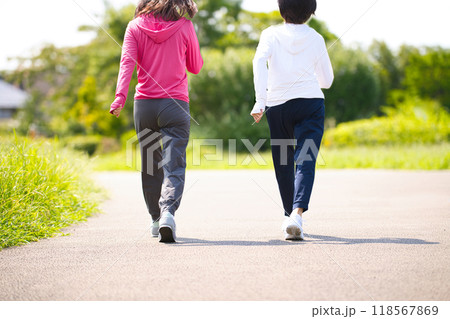 スポーツウェアでウォーキングするミドル女性2人の後ろ姿 スポーツウェアでウォーキングするミドル女性2人の後ろ姿 118567869